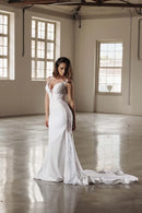 Vestido de noiva sereia da Luuly Noivas capta a luz suave do loft industrial, destacando a silhueta elegante e os detalhes refinados em renda. Perfeito para a noiva que busca uma peça clássica com um toque contemporâneo. Descubra o vestido que fala à sua história de amor.